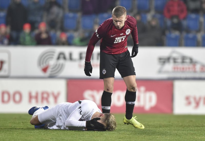 Eldar Ćivić ze Sparty se vzteká na Kuchtu ze Slovácka. Eldar Ćivić ze Sparty se vzteká na Kuchtu ze Slovácka.
