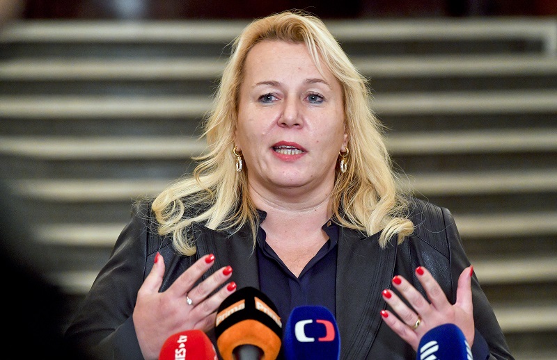 Ministryně pro místní rozvoj Klára Dostálová (za ANO) patří podle policie mezi hlavní podezřelé. Ministryně pro místní rozvoj Klára Dostálová (za ANO) patří podle policie mezi hlavní podezřelé.