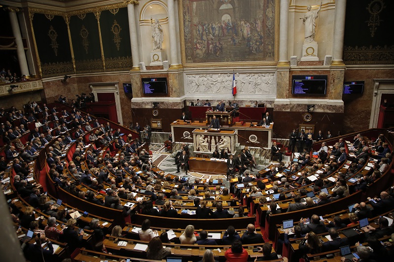 Francouzská vláda zrušila plánovanou daň. Francouzská vláda zrušila plánovanou daň.