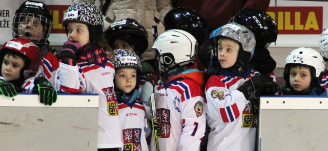 Náborová akce HC Sparty Praha, klub se snaží přilákat nové děti k hokeji.