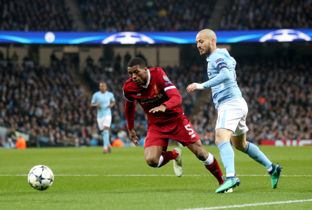 David Silva ze City (vpravo) proti Wijnaldumovi z Liverpoolu. David Silva ze City (vpravo) proti Wijnaldumovi z Liverpoolu.