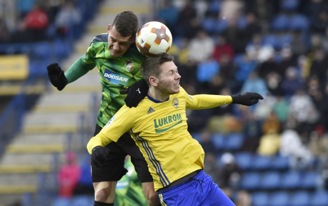 Lukáš Hejda (v zeleném) v souboji proti Pavlu Vyhnalovi ze Zlína. Lukáš Hejda (v zeleném) v souboji proti Pavlu Vyhnalovi ze Zlína.