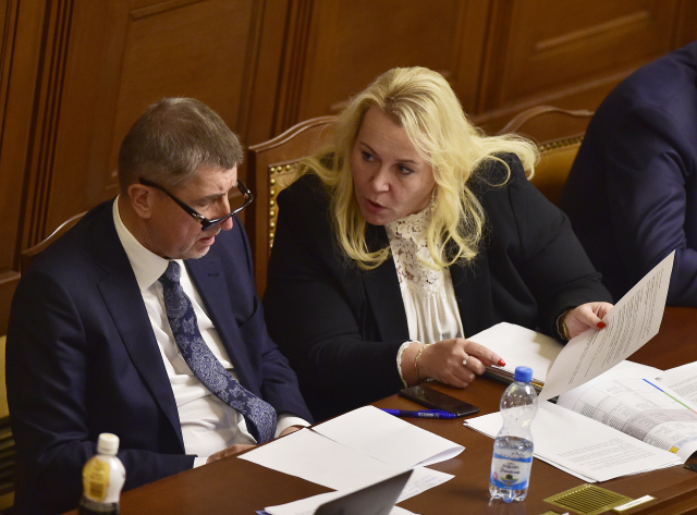 Premiér Andrej Babiš hovoří s ministryní pro místní rozvoj Klárou Dostálovou.
