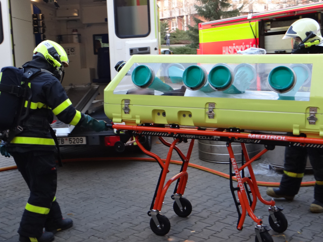 Hasiči převáželi z Fakultní nemocnice Ostrava na specializované infekční oddělení pražské Nemocnice Na Bulovce pacienta s podezřením na onemocnění MERS. Hasiči převáželi z Fakultní nemocnice Ostrava na specializované infekční oddělení pražské Nemocnice Na Bulovce pacienta s podezřením na onemocnění MERS.