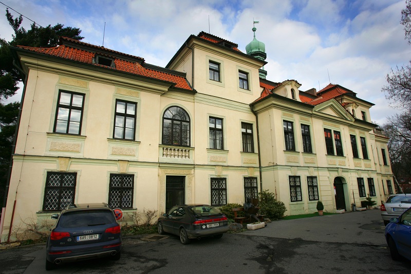 Veleslavínský zámek je opět k pronájmu.