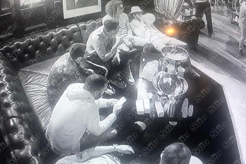 Fotbalisté Arsenalu při bujaré party hazardovali se svým zdravím. Fotbalisté Arsenalu při bujaré party hazardovali se svým zdravím.