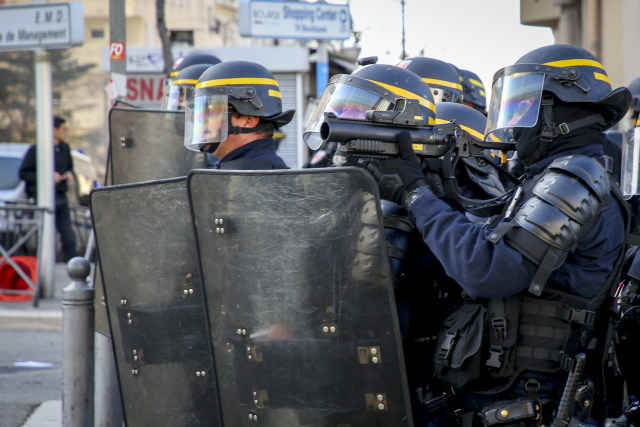 Francouzská policie zadržela při protestech stovky studentů.