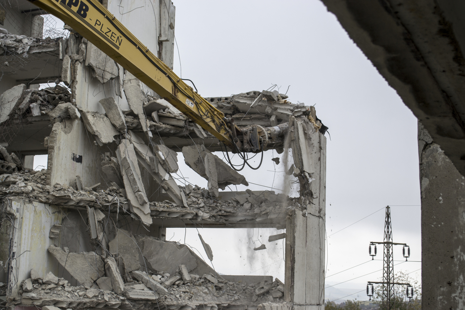 Bourání vybydleného panelového domu v Chanově. Bourání vybydleného panelového domu v Chanově.