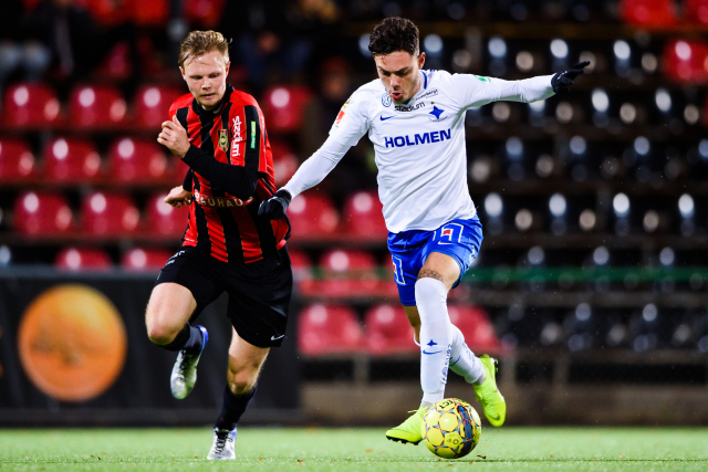 David Moberg Karlsson (vpravo) při utkání švédské ligy. David Moberg Karlsson (vpravo) při utkání švédské ligy.