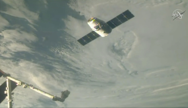 K ISS dorazila loď Dragon s 2,5 tuny zásob, dílů a experimentů. K ISS dorazila loď Dragon s 2,5 tuny zásob, dílů a experimentů.