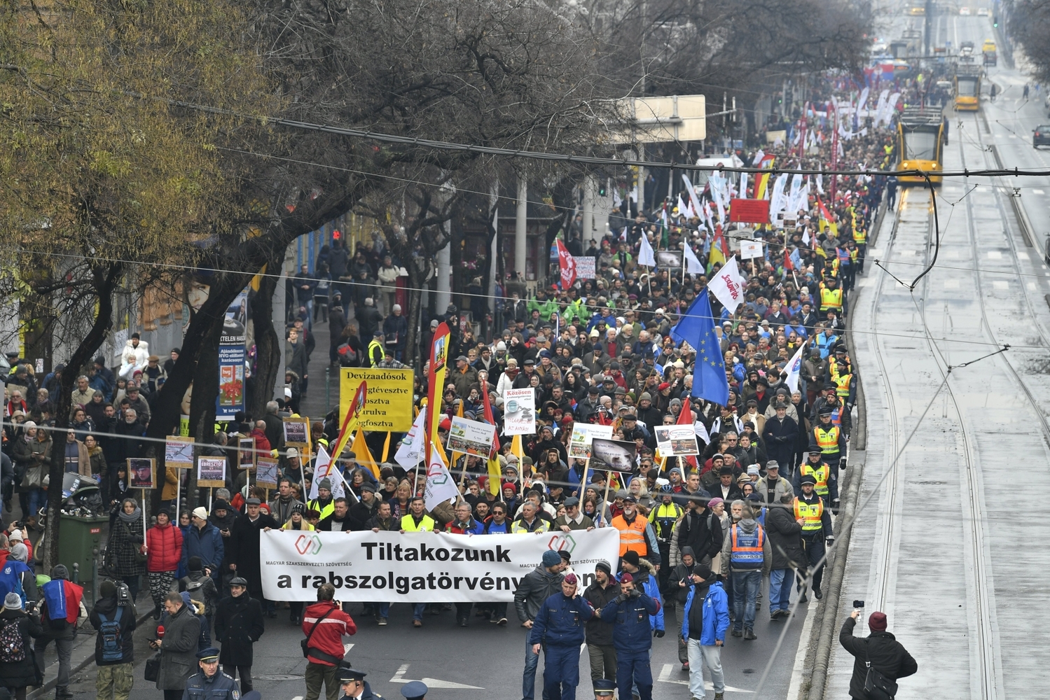 Maďaři protestují proti navyšování přesčasů. Maďaři protestují proti navyšování přesčasů.