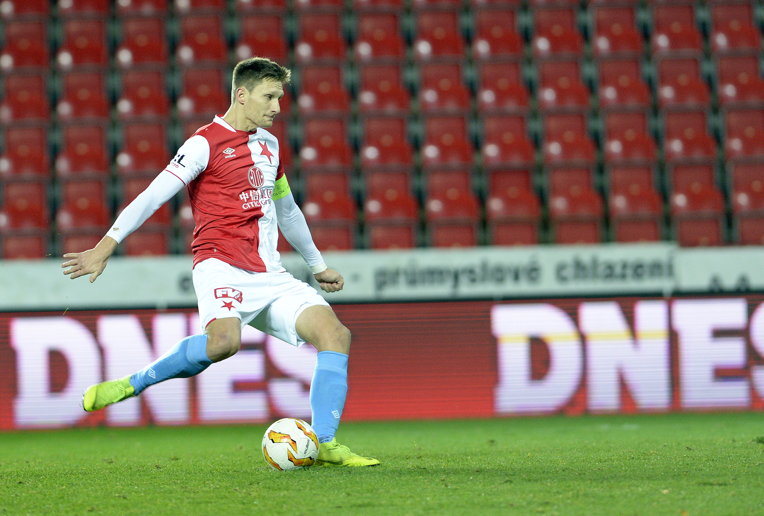 Milan škoda kope penaltu.