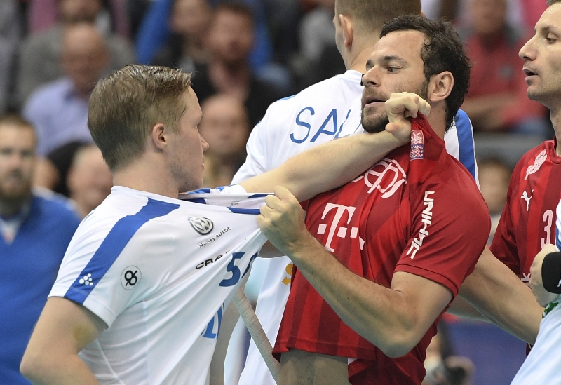 Jiří Curney se v semifinále málem i popral s Finem Kristerem Savonem. Jiří Curney se v semifinále málem i popral s Finem Kristerem Savonem.
