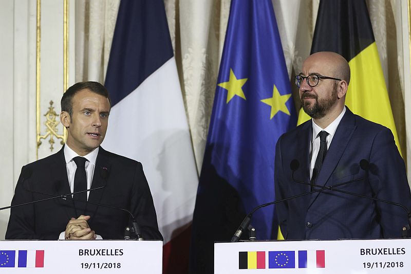 Francouzský prezident Emmanuel Macron (vlevo) a belgický premiér Charles Michel.
