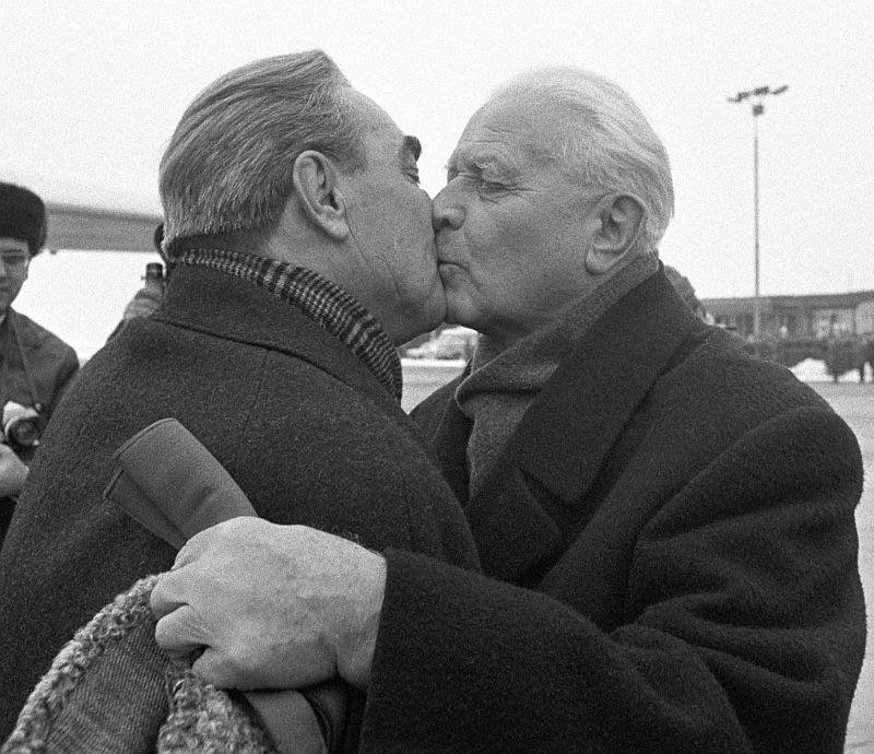 Sovětský vůdce Leonid Brežněv (vlevo) při polibku s tehdejším československým prezidentem Ludvíkem Svobodou v roce 1972. Sovětský vůdce Leonid Brežněv (vlevo) při polibku s tehdejším československým prezidentem Ludvíkem Svobodou v roce 1972.