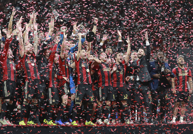 Fotbalisté Atlanty se radují z triumfu v MLS.