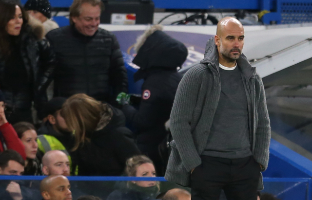Pep Guardiola na lavičce City při utkání proti Chelsea. 