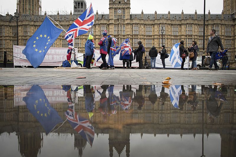 Příznivci setrvání Spojeného království v Evropské unii před budovou britského parlamentu. Příznivci setrvání Spojeného království v Evropské unii před budovou britského parlamentu.