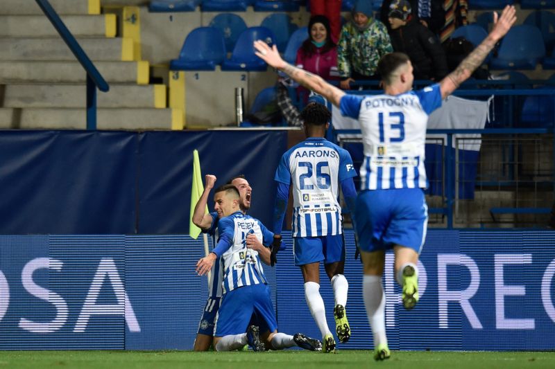 Jakub Pešek z Liberce slaví se svými spoluhráči vstřelený gól. Jakub Pešek z Liberce slaví se svými spoluhráči vstřelený gól.