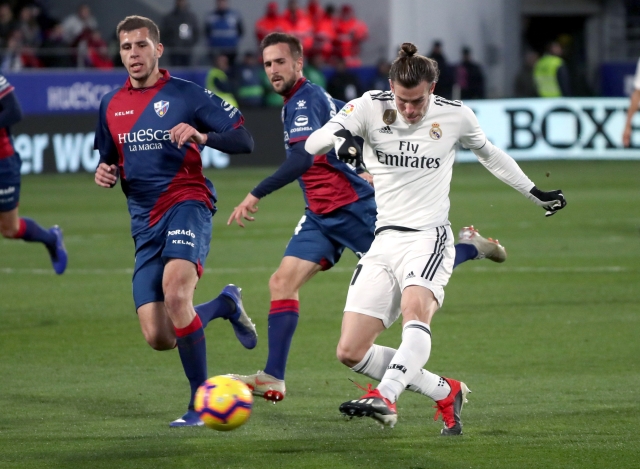 Gareth Bale proti obráncům Huescy. Gareth Bale proti obráncům Huescy.