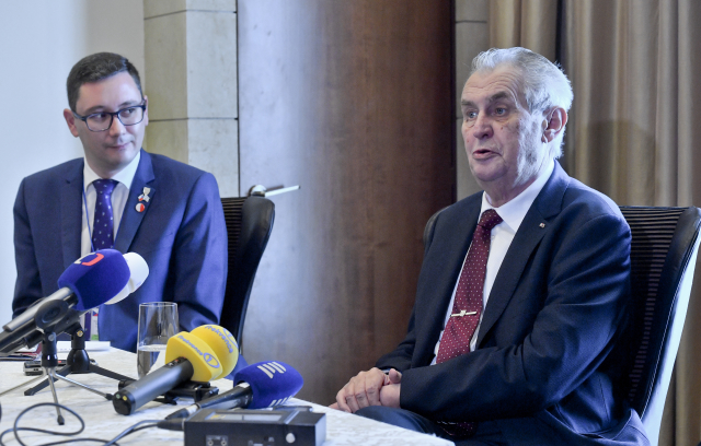 Mluvčí prezidenta Jiří Ovčáček (vlevo) a prezident Miloš Zeman. Mluvčí prezidenta Jiří Ovčáček (vlevo) a prezident Miloš Zeman.