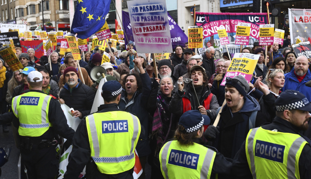 Nedělní demonstrace v Londýně. Nedělní demonstrace v Londýně.
