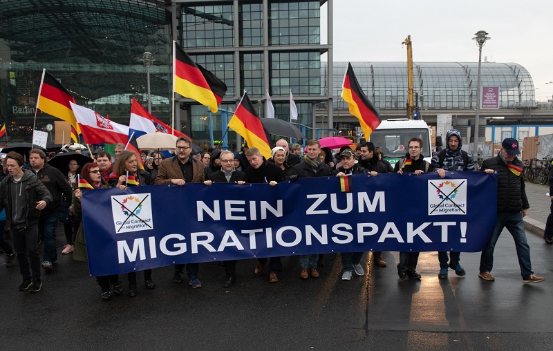 Němci se vydali protestovat proti migračnímu paktu OSN. Němci se vydali protestovat proti migračnímu paktu OSN.