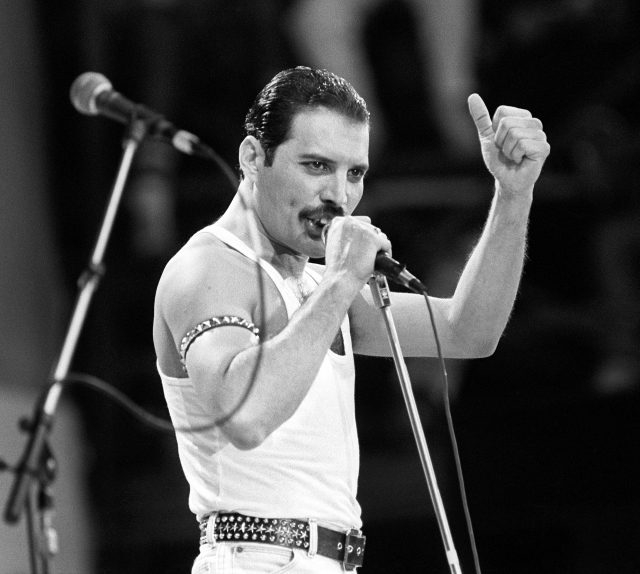 Frontman skupiny Queen Fredy Mercury. Frontman skupiny Queen Fredy Mercury.