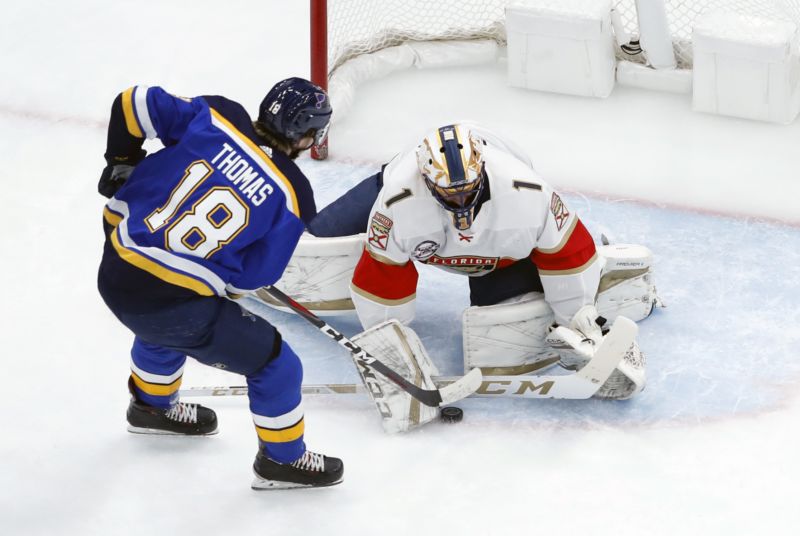 Roberto Luongo dostal jeden z nejkurióznějších gólů v kariéře, byť neplatný.
