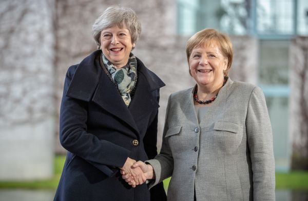 Britská premiérka Theresa Mayová (vlevo) a německá kancléřka Angela Merkelová (vpravo).