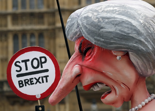 Karikatura britské premiérky Theresy Mayové, se kterou dnes demonstranti vystoupili před budovu parlamentu.