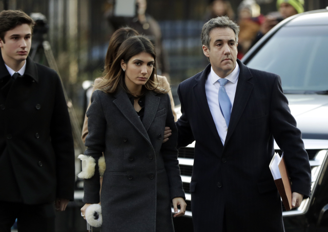 Michael Cohen se svou dcerou Samanthou na cestě k soudu. Michael Cohen se svou dcerou Samanthou na cestě k soudu.