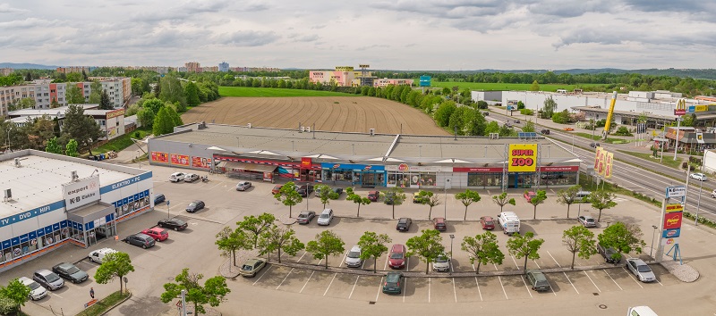 Přímo u rušné křižovatky Strakonické a Plzeňské v Českých Budějovicích je umístěn retail park pronajatý nájemcům jako Penny, Teta Drogerie nebo PEPCO. Retail park disponuje vlastním parkovištěm a nachází se v pohodlné pěší vzdálenosti pro obyvatele sousedícího sídliště.
