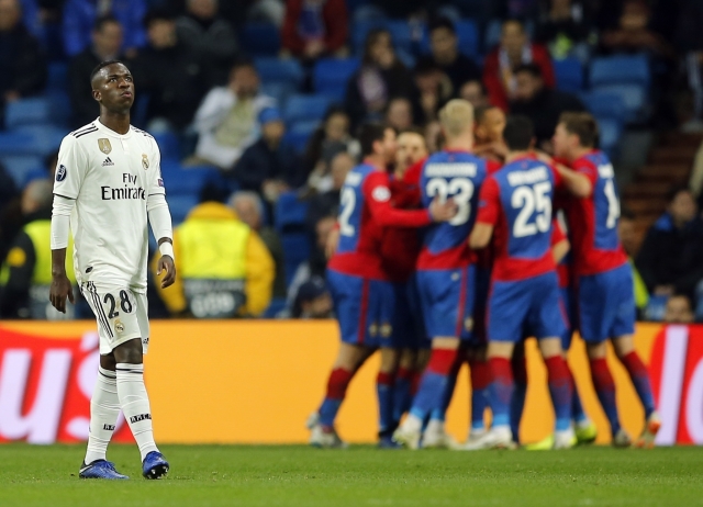 Smutný pohled Viniciuse z Realu, v pozadí se radují hráči CSKA.