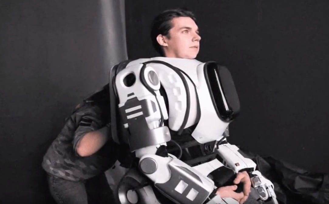 Muž v robotickém skeletonu, kterého ruská televize prezentovala jako skutečného robota.