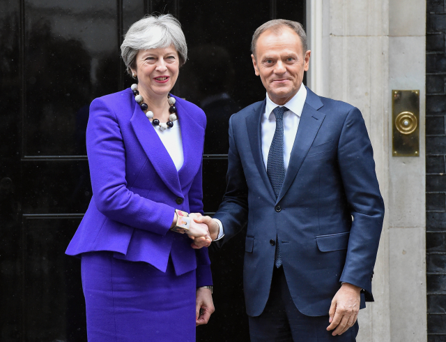 Donald Tusk a Theresa Mayová.