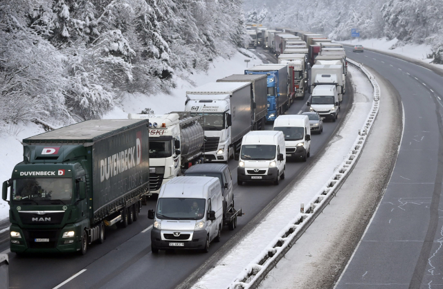 Odstavené kamiony blokovaly 13. prosince 2018 dálnici D1 poblíž obce Jiřice mezi Humpolcem a Koberovicemi na Pelhřimovsku.