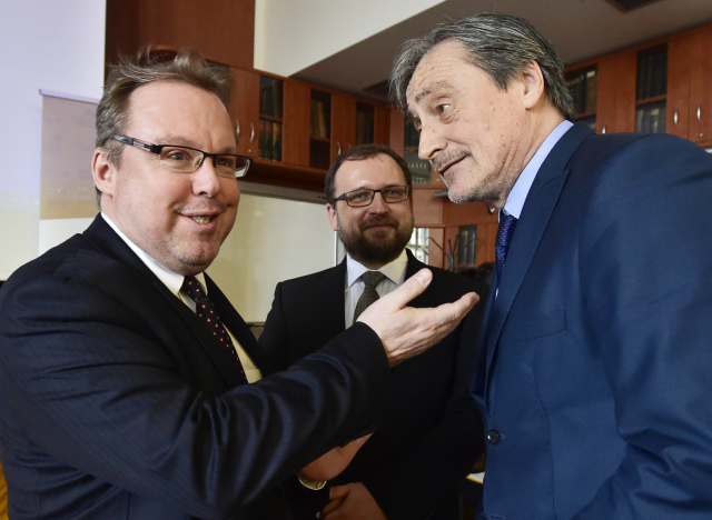 Zleva historik Martin Kovář, děkan Filozofické fakulty UK Michal Pullman a exministr zahraničí Martin Stropnický.