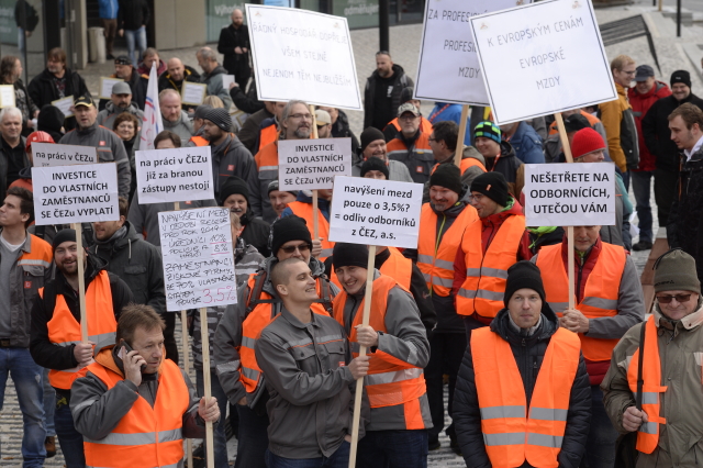 Demonstrace odborářů před sídlem ČEZ v Praze za vyšší růst mezd.
