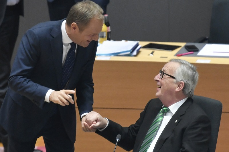 Donald Tusk se zdraví s Jeanem-Claudem Junckerem.