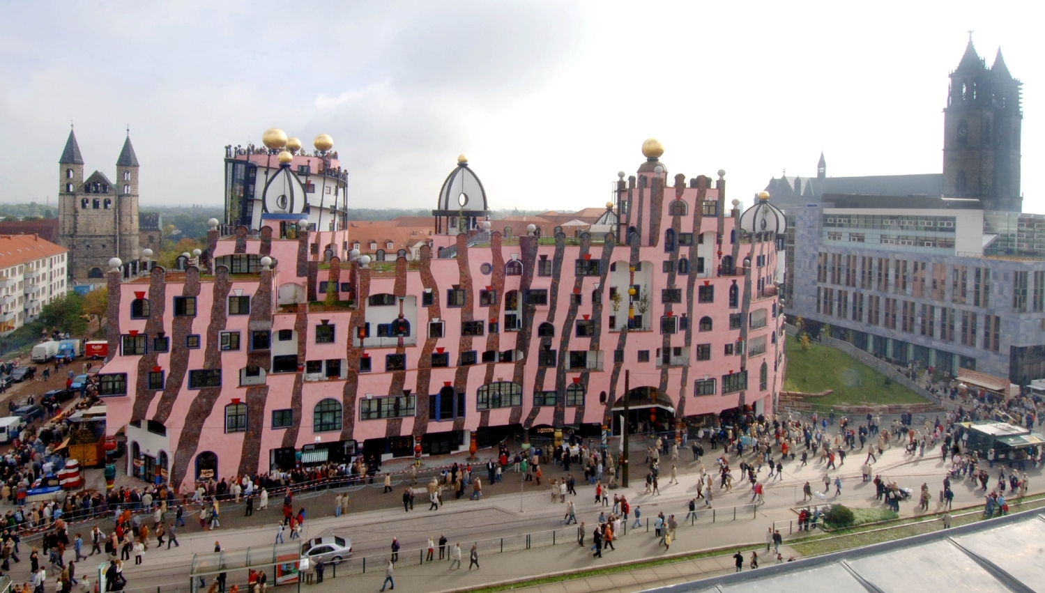 Friedensreich Hundertwasser nesnášel architektonickou šeď.