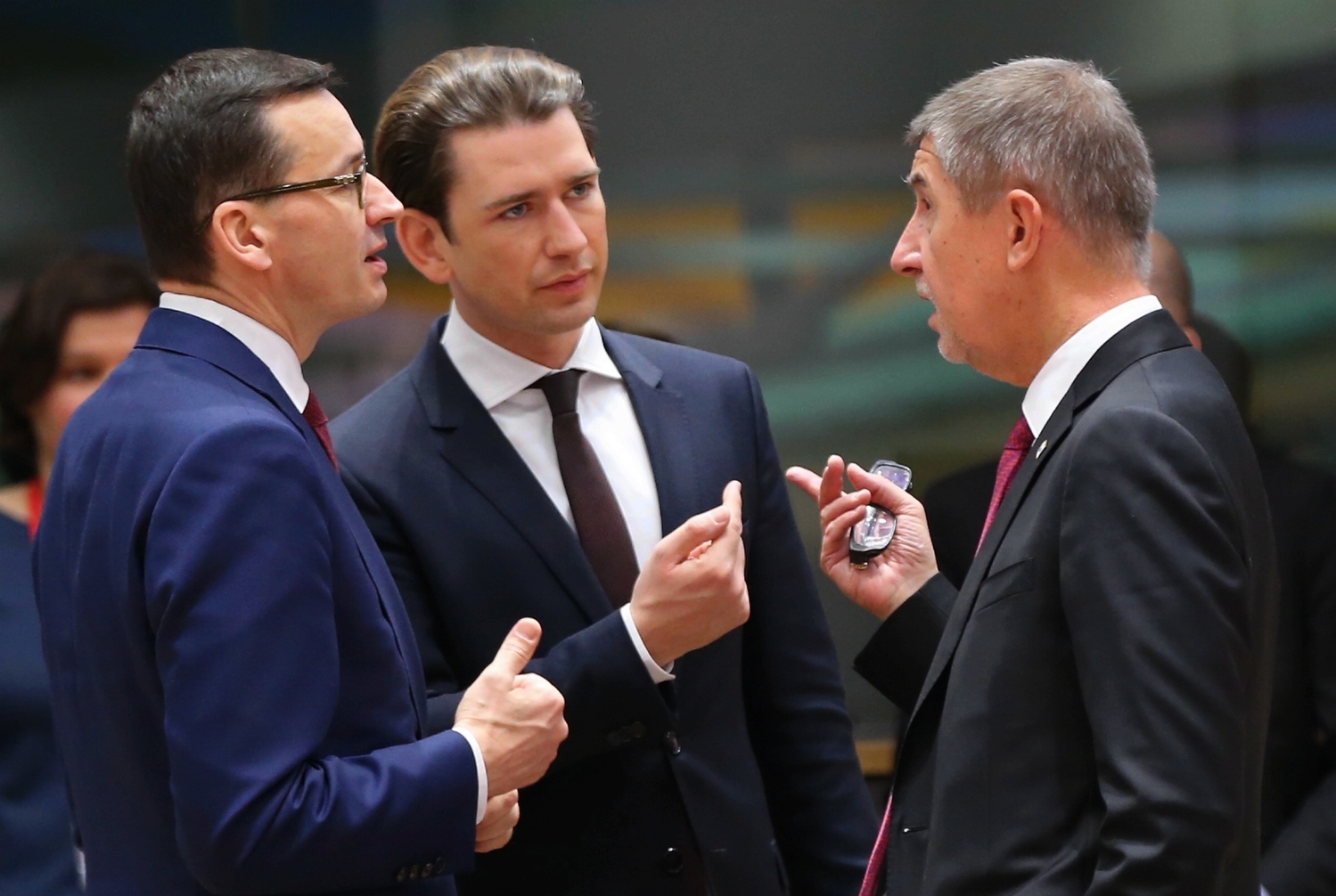 Rakouský kancléř Sebastian Kurz (uprostřed) český premiér Andrej Babiš (vpravo) a polský předseda vlády Mateusz Morawiecki (vlevo) na summitu EU.