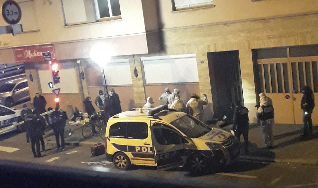 Francouzská policie na místě, kde byl zastřelen útočník z vánočních trhů.