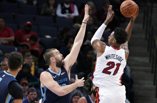 Marc Gasol (vlevo) brání Hassana Whitesidea. Marc Gasol (vlevo) brání Hassana Whitesidea.