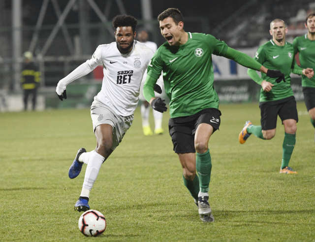 Benjamin Tetteh (vlevo) v souboji proti Marku Kodrovi. Benjamin Tetteh (vlevo) v souboji proti Marku Kodrovi.