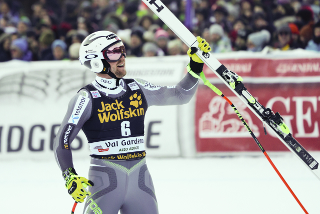Aleksander Aamodt Kilde v cíli.