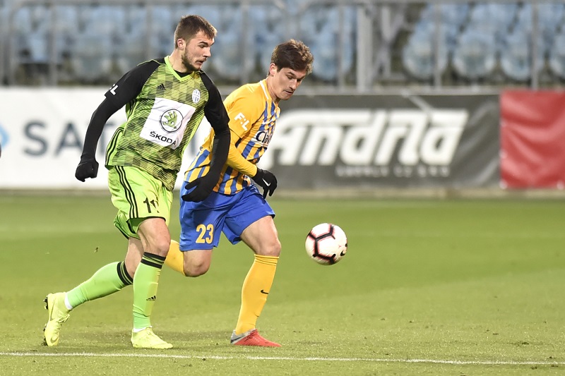 Nikolaj Komličenko (vlevo) vstřelil už svůj osmnáctý gól v sezoně.