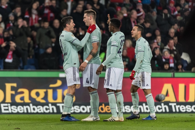 Fotbalisté Bayernu slaví po brance. Fotbalisté Bayernu slaví po brance.