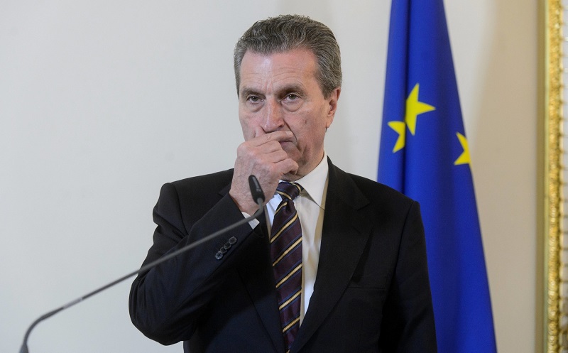 Podle eurokomisaře Günthera Oettingera existují tři způsoby, jak by se Babiš mohl zbavit střetu zájmů.