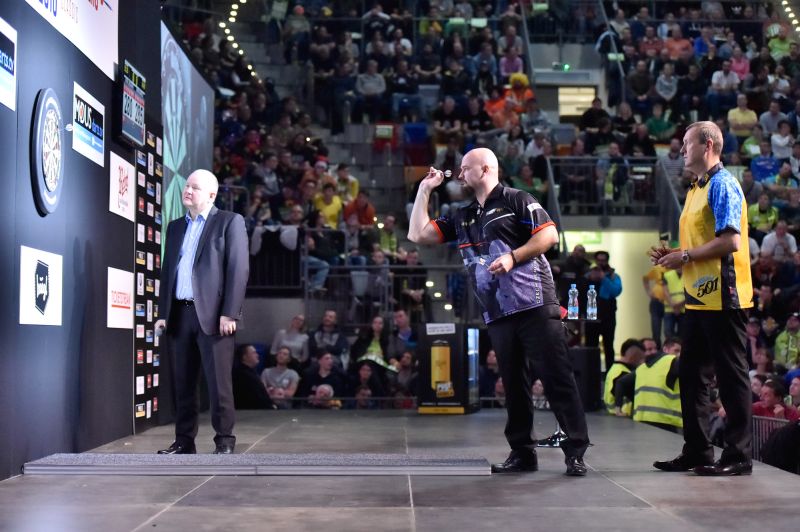 Karel Sedláček (uprostřed) na exhibici Prague Darts Masters.